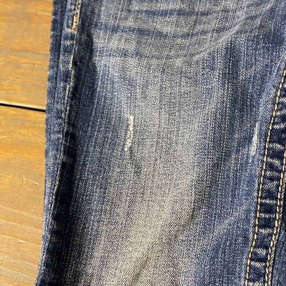 Miss me jeans size 26 skinny. Has fading and distressing. Super adorable jeans! - Picture 8 of 11
